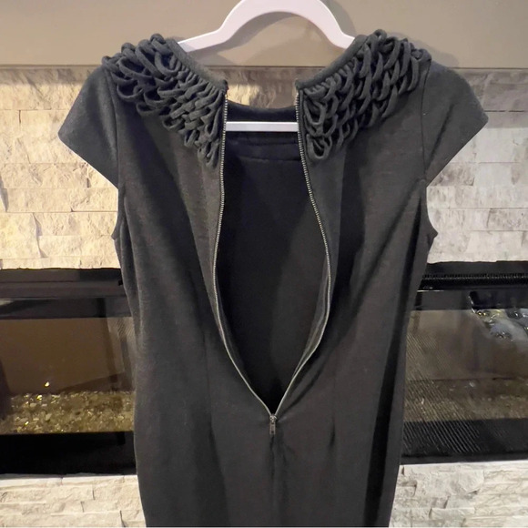 Taylor size‎ 6 sheath dress with accent neckline - Picture 6 of 8